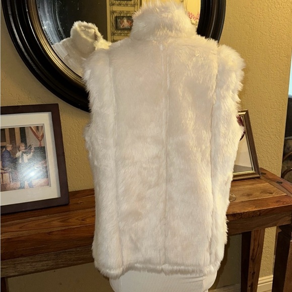 Faux Fur Vest in Cream - Picture 5 of 8